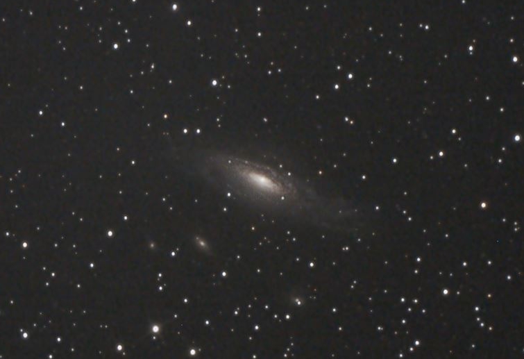 ペガスス座NGC7331銀河と5億光年先の銀河たち