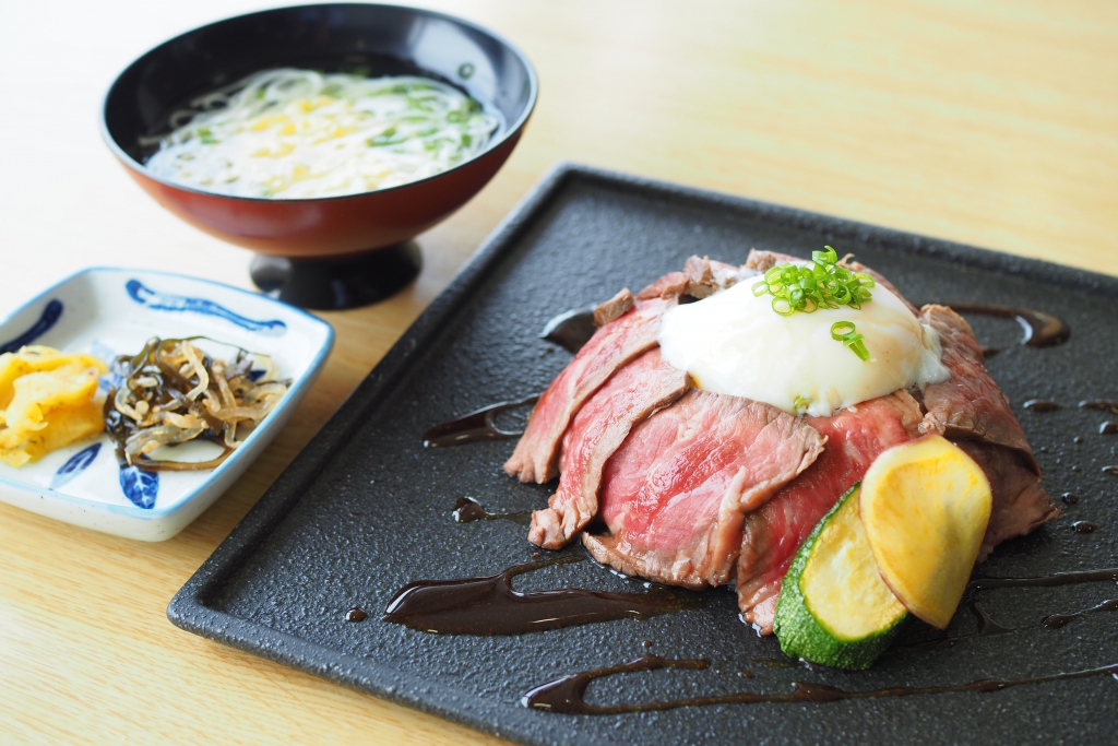 オリーブ牛のローストビーフ丼