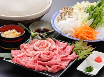 県産牛と県産豚のしゃぶしゃぶ（一例）